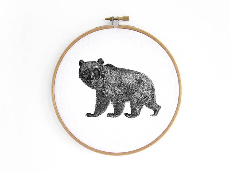 Renna Deluxe Bär _ Bild im Stickrahmen