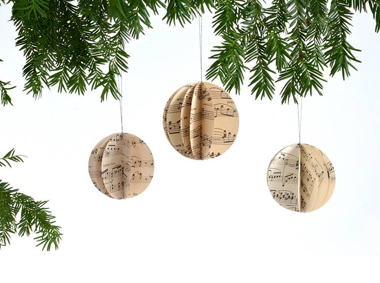 Renna Deluxe Anhänger Kugel aus Notenpapier Baumschmuck