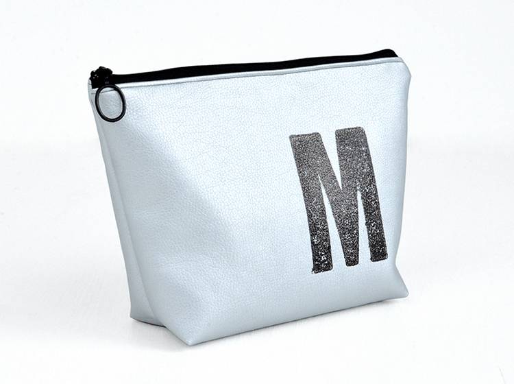 Renna Deluxe Waschtasche Metallic SILBER mit Buchstabe vegan Hotsell