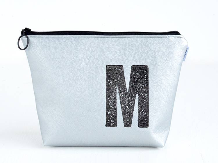 Renna Deluxe Waschtasche Metallic SILBER mit Buchstabe vegan Hotsell