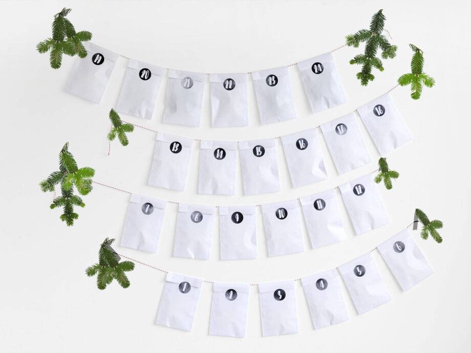 Renna Deluxe Adventskalender weiß mit schwarzen Aufklebern Saisonschlussverkauf