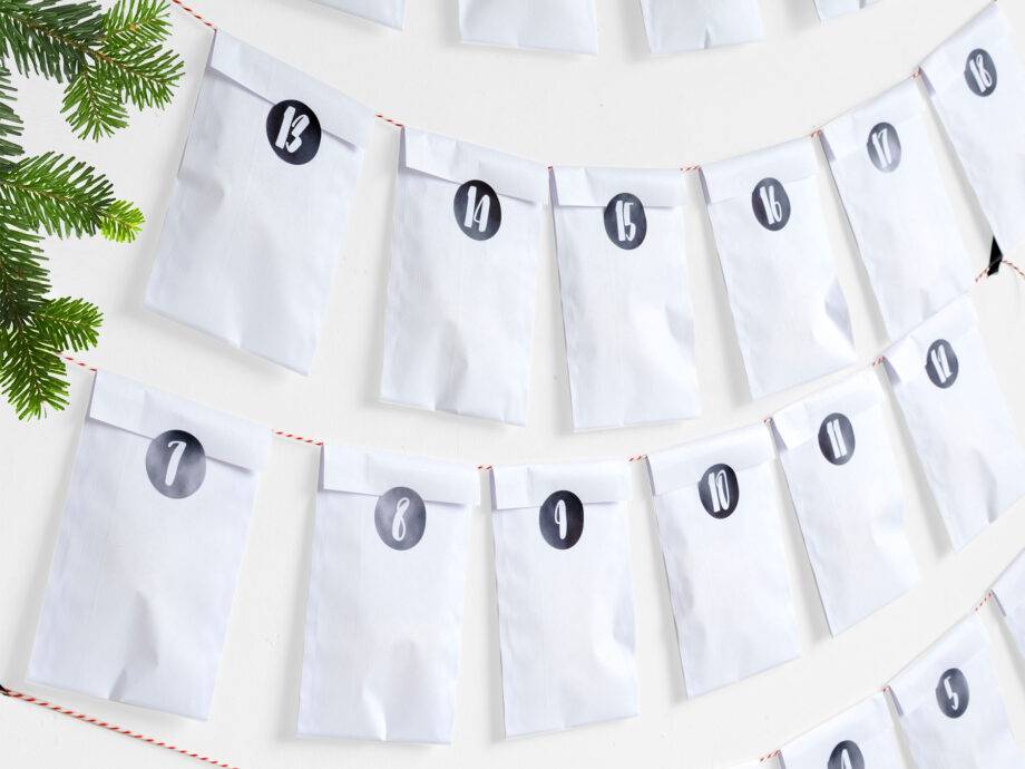 Renna Deluxe Adventskalender weiß mit schwarzen Aufklebern Saisonschlussverkauf