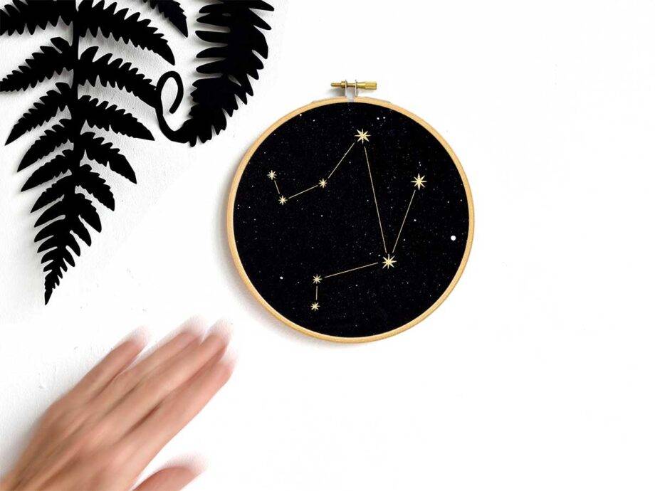 Renna Deluxe Widder Sternzeichen Bild im Stickrahmen Super Sparpreis