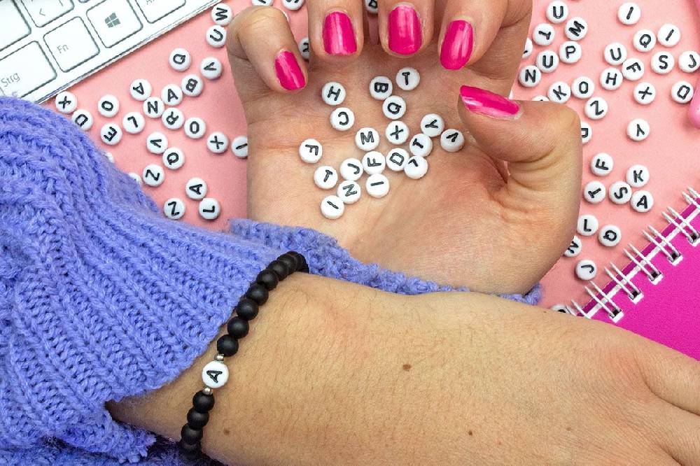 Sadingo Buchstabenperlen Acryl - A-Z nach Wahl, je 50 Stück - Ø 7 mm Valentinstagsangebot