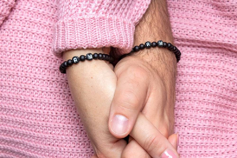 Sadingo Partnerarmband-Set aus schwarzen Acrylperlen Fabrikpreis