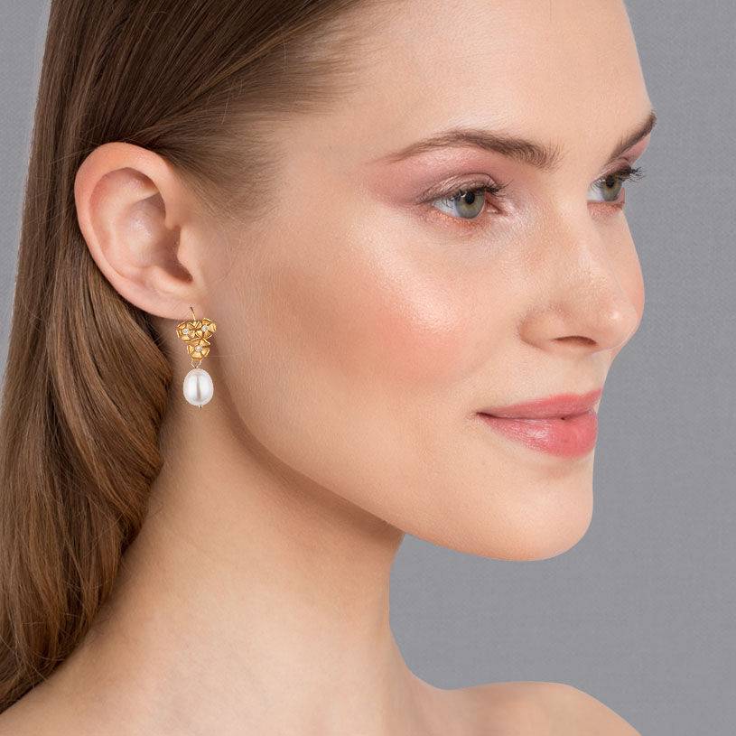 SchwesterSchwester Vergoldete Ohrhänger mit drei Blüten und edler Süßwasserperle Discount Store für neue Produkte