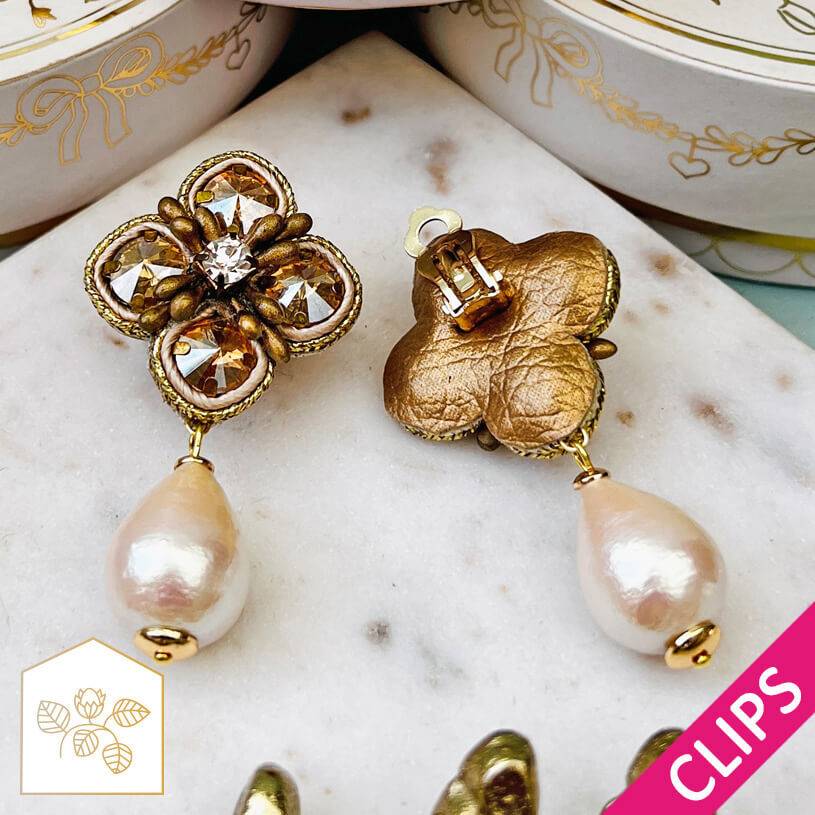 SchwesterSchwester Blüten-Soutache-Ohrclips in Gold und Champagner mit Baumwolltropfen im Angebot