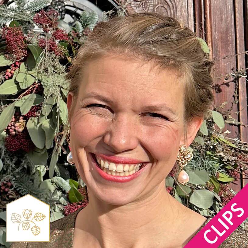 SchwesterSchwester Blüten-Soutache-Ohrclips in Gold und Champagner mit Baumwolltropfen im Angebot