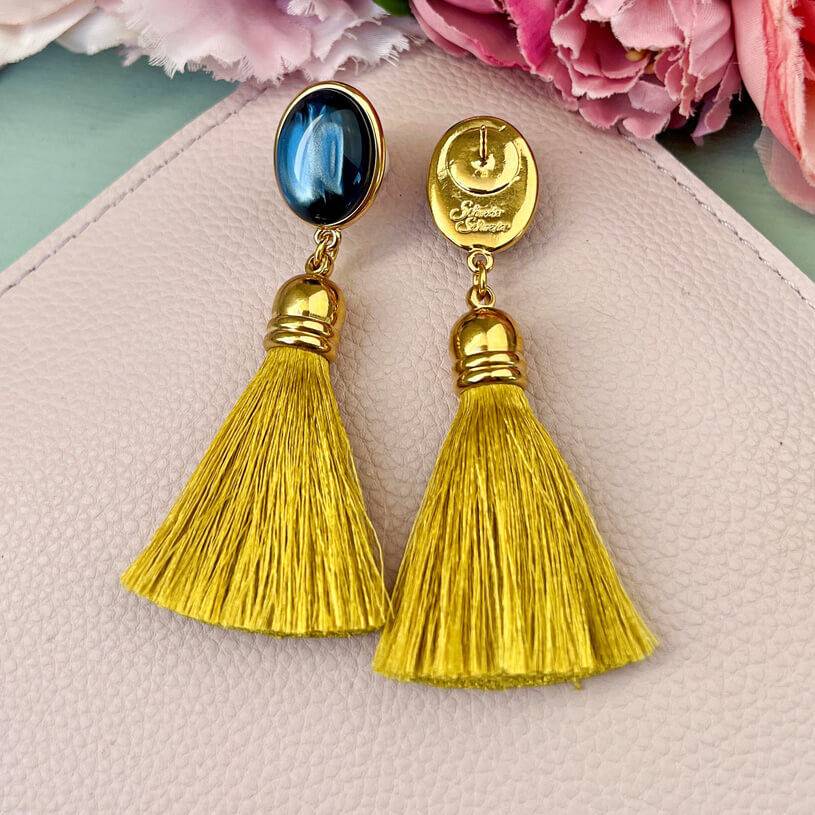 SchwesterSchwester Quasten Ohrringe als Ohrstecker in Dunkelblau mit senfgelber Quaste von AmuseToi Flash Sale