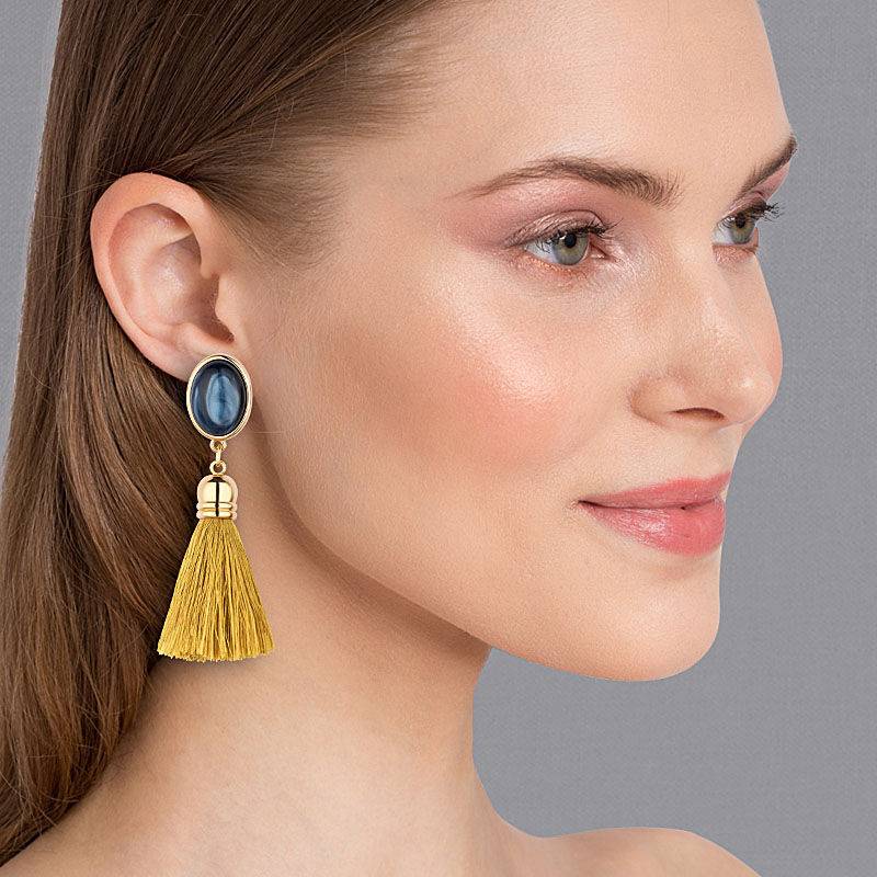SchwesterSchwester Quasten Ohrringe als Ohrstecker in Dunkelblau mit senfgelber Quaste von AmuseToi Flash Sale