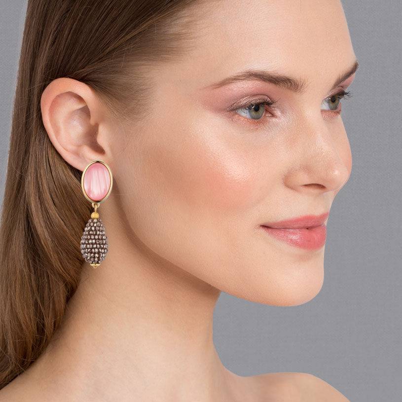 SchwesterSchwester Rosafarbene Ohrstecker mit glitzerndem champagnerfarbenem Tropfen von AmuseToi Zeitlich begrenztes Angebot