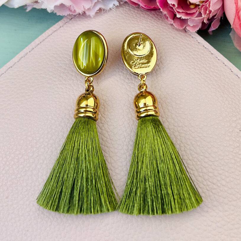 SchwesterSchwester Ohrringe als Ohrstecker in Senfgelb-Grün mit Quaste von AmuseToi Wochenangebot