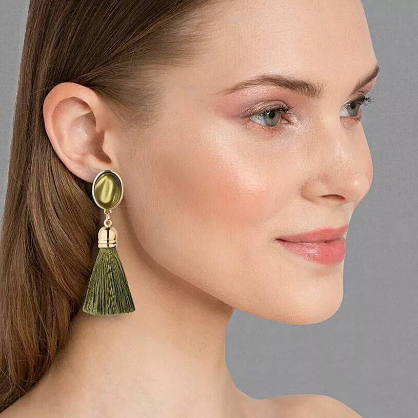 SchwesterSchwester Ohrringe als Ohrstecker in Senfgelb-Grün mit Quaste von AmuseToi Wochenangebot