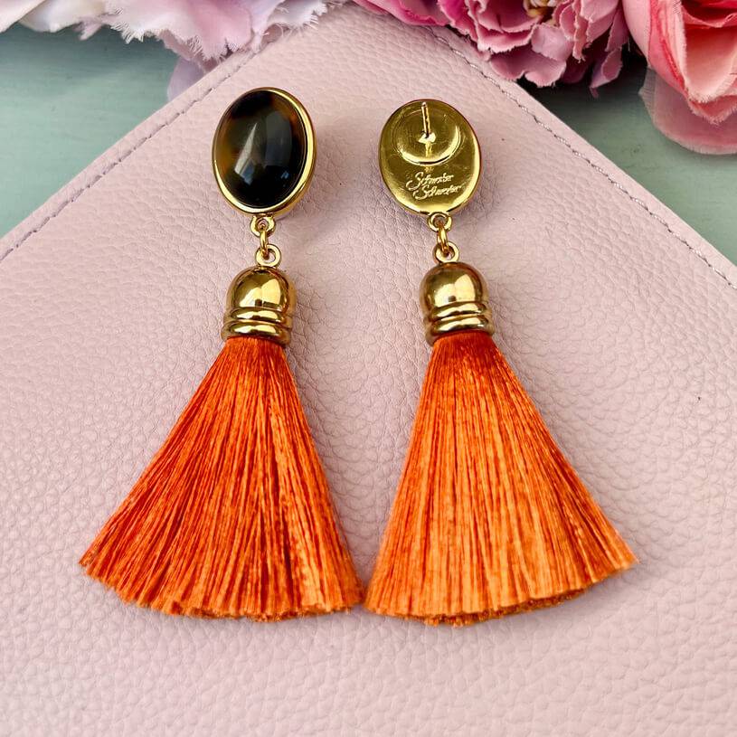 SchwesterSchwester Quasten Ohrringe als Ohrstecker in Schildpatt mit Quaste in Orange von AmuseToi Zeitbegrenzte Promotion