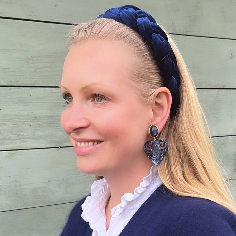 SchwesterSchwester Schöne Herz-Ohrringe mit dunkelblauen Ohrsteckern und schimmernden Herz-Ornamenten von AmuseToi Super Rabatt