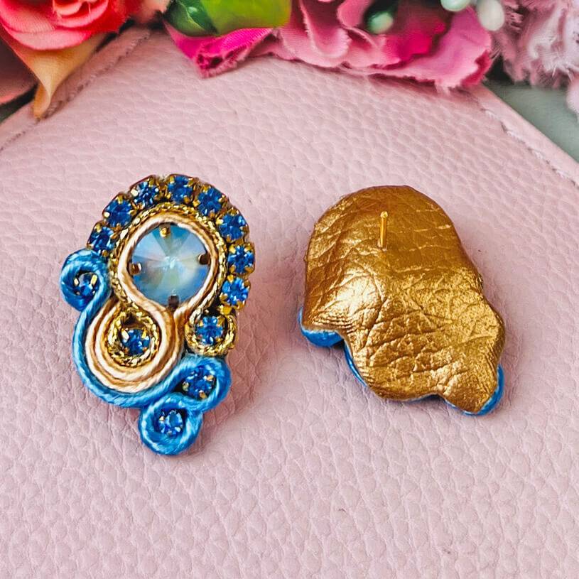 SchwesterSchwester Kleine Soutache-Ohrringe in Blautönen und Gold zollfrei