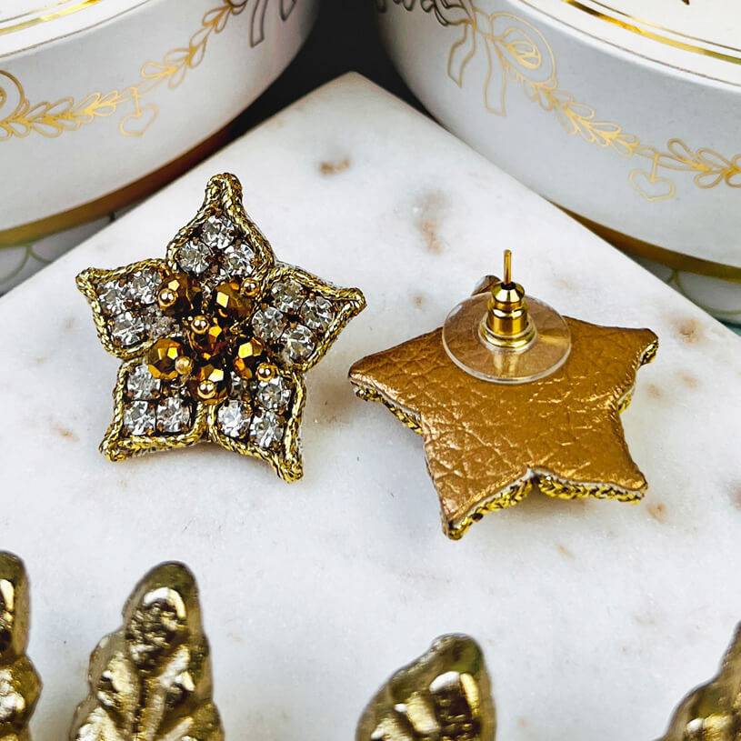 SchwesterSchwester Süße Blumen-Soutache-Ohrringe in Gold 2025