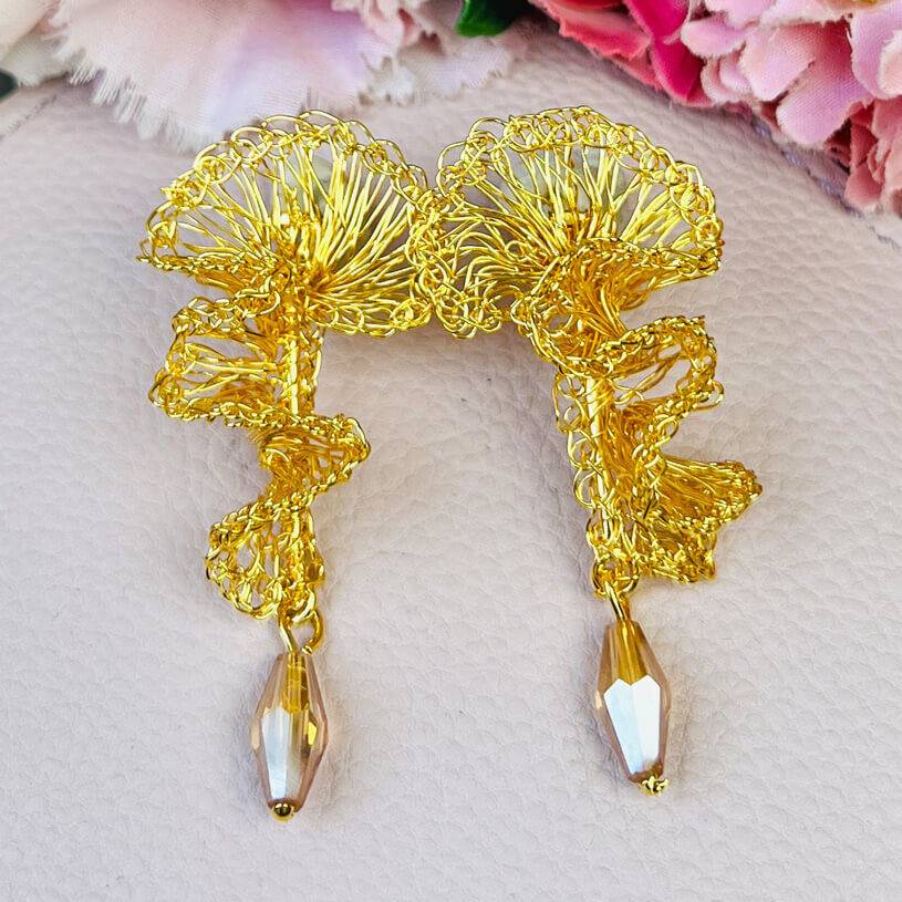 SchwesterSchwester Designer Ohrringe aus goldenen Drähten mit Tropfen