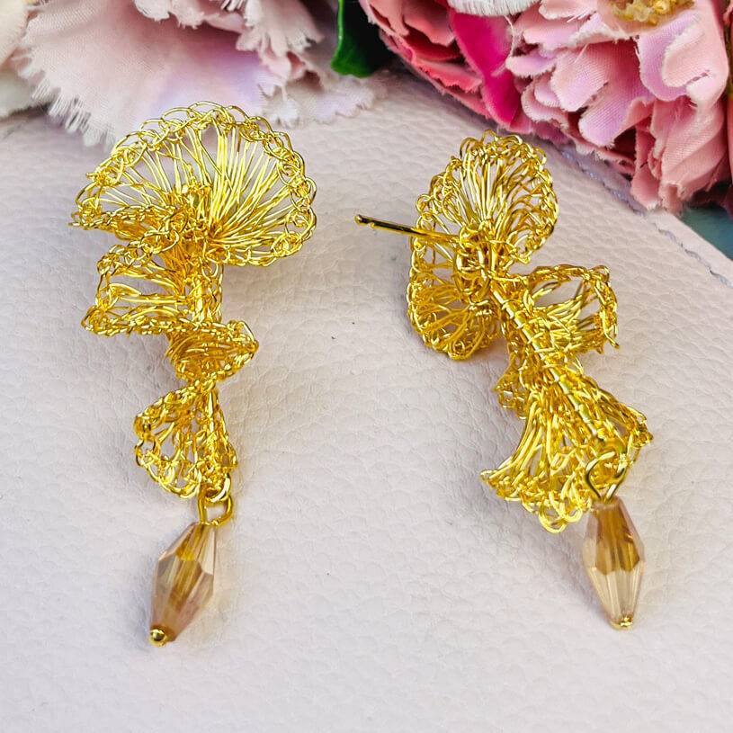 SchwesterSchwester Designer Ohrringe aus goldenen Drähten mit Tropfen Online