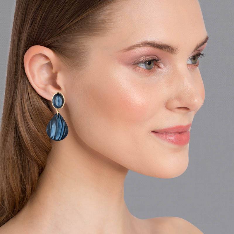SchwesterSchwester Tropfen-Ohrringe in Dunkelblau von AmuseToi im Angebot