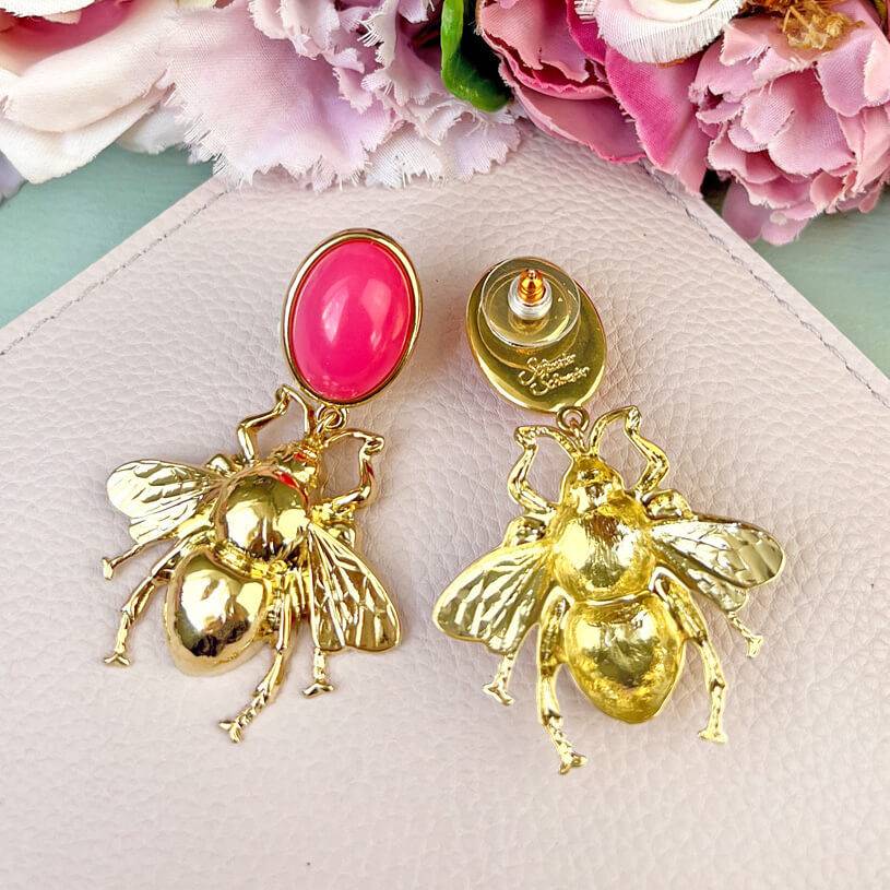 SchwesterSchwester Pinkfarbener Ohrstecker mit goldener Hummel von AmuseToi Blitzverkäufe