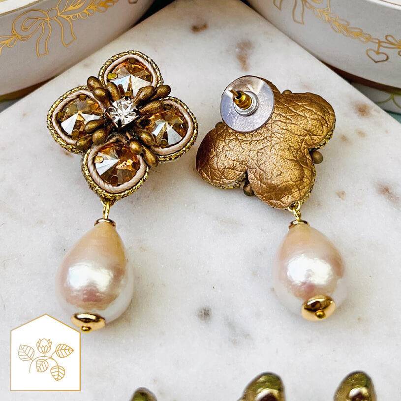 SchwesterSchwester Blüten-Soutache-Ohrstecker in Gold und Champagner mit Baumwolltropfen Kostenloser Versand
