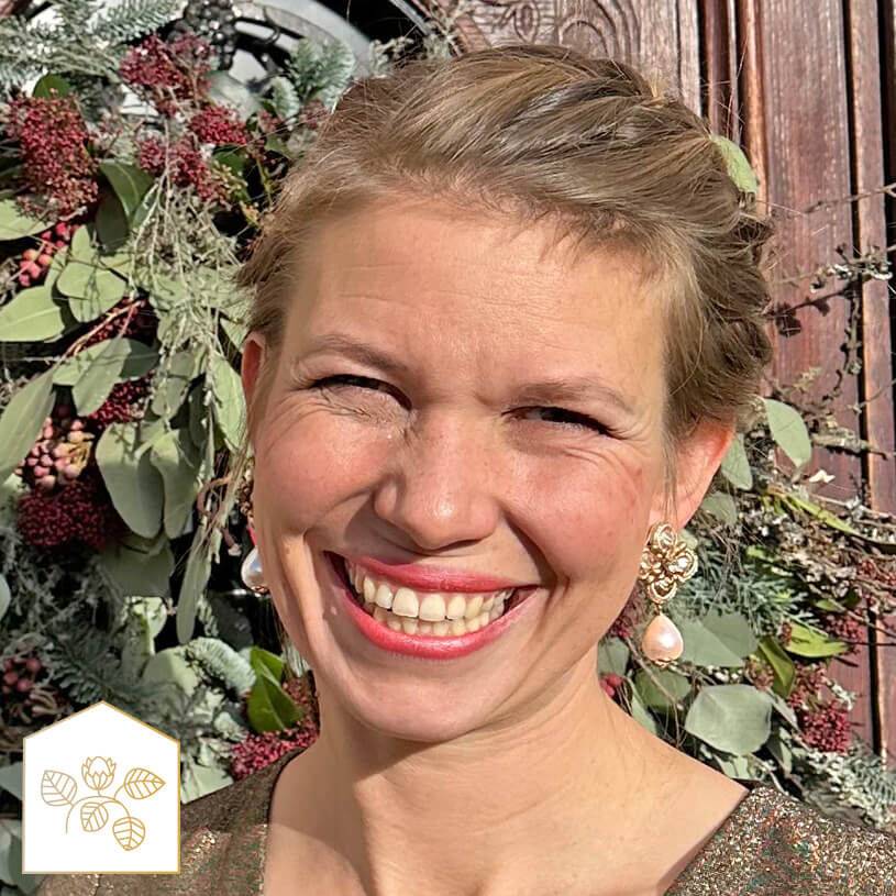 SchwesterSchwester Blüten-Soutache-Ohrstecker in Gold und Champagner mit Baumwolltropfen Kostenloser Versand