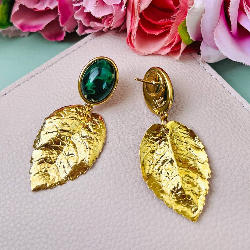 SchwesterSchwester Dunkelgrüner Ohrstecker mit großem goldenen Blatt von AmuseToi Fabrik Onlineshop