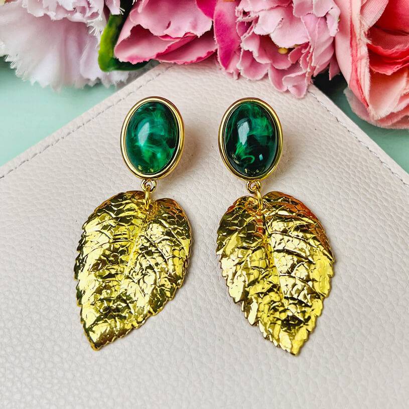 SchwesterSchwester Dunkelgrüner Ohrstecker mit großem goldenen Blatt von AmuseToi Fabrik Onlineshop