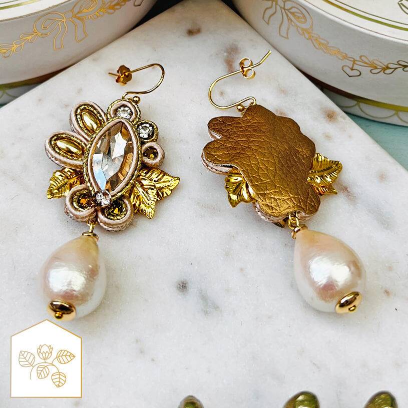 SchwesterSchwester Raffinierte Soutache-Ohrhänger in Gold und Champagner mit Baumwolltropfen Weihnachtsangebot