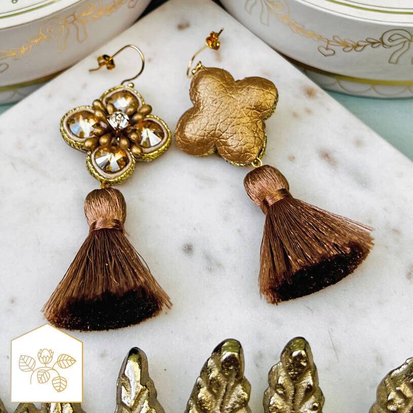 SchwesterSchwester Blüten-Soutache-Ohrhänger in Gold und Champagner mit brauner Quaste Osterangebot