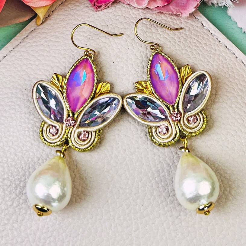 SchwesterSchwester Schöne Soutache-Ohrhänger in Flieder und Gold mit Baumwolltropfen