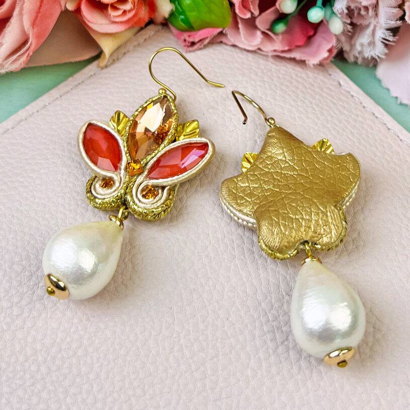 SchwesterSchwester Schöne Soutache-Ohrhänger in Gold und koralligem Pink mit Baumwolltropfen Neueste Mode