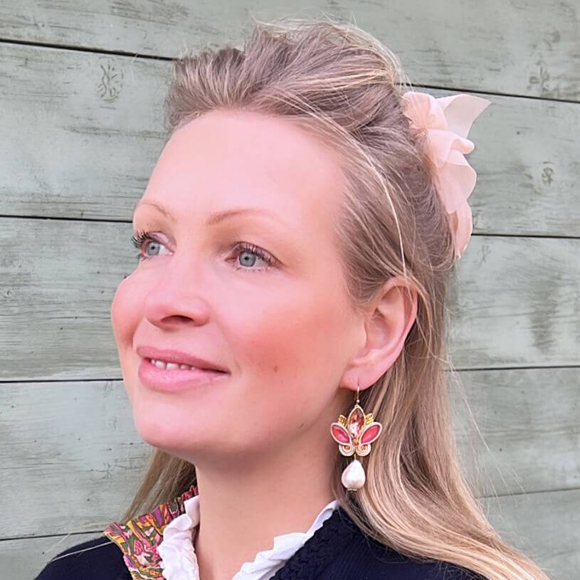 SchwesterSchwester Schöne Soutache-Ohrhänger in Gold und koralligem Pink mit Baumwolltropfen Neueste Mode