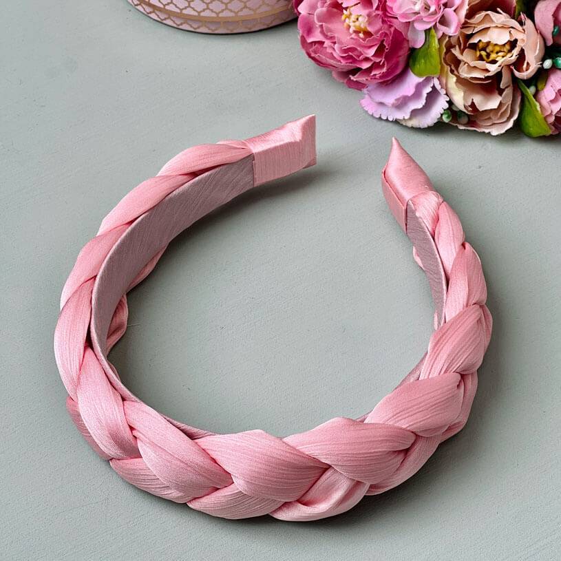 SchwesterSchwester Breiter geflochtener Satin-Haarreif in zartem Rosa