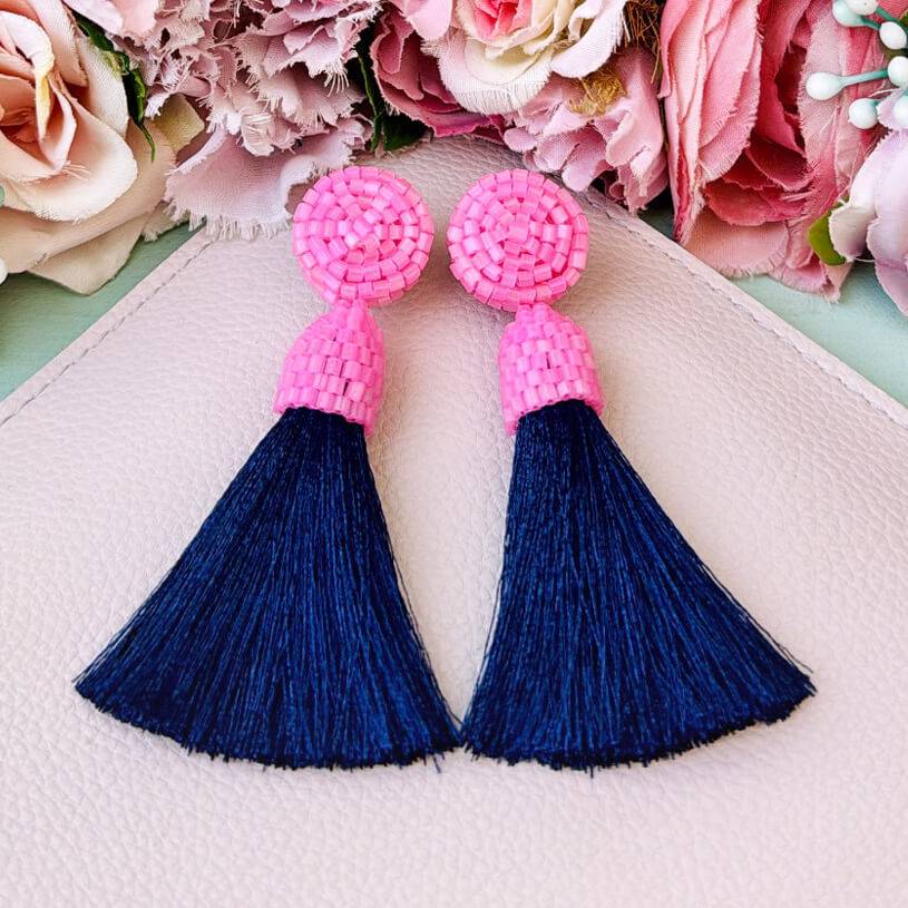 SchwesterSchwester Set aus rosa-dunkelblauen Perlen-Quastenohrringen und Samt-Haarreif in Dunkelblau Neueste Stile