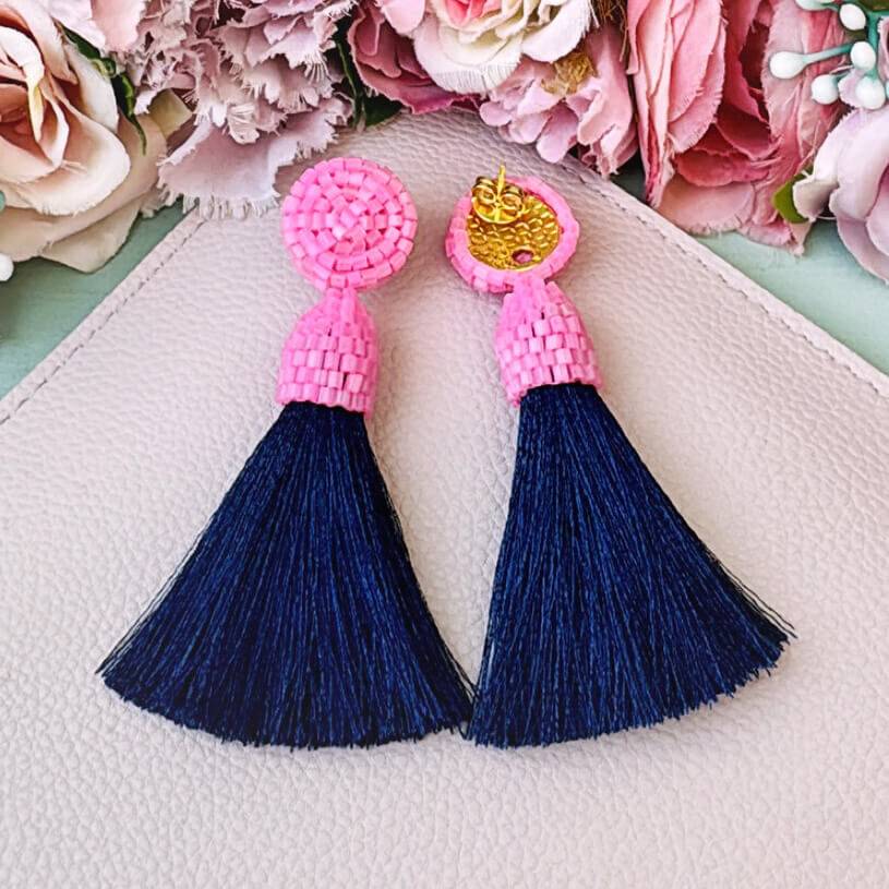 SchwesterSchwester Set aus rosa-dunkelblauen Perlen-Quastenohrringen und Samt-Haarreif in Dunkelblau Neueste Stile