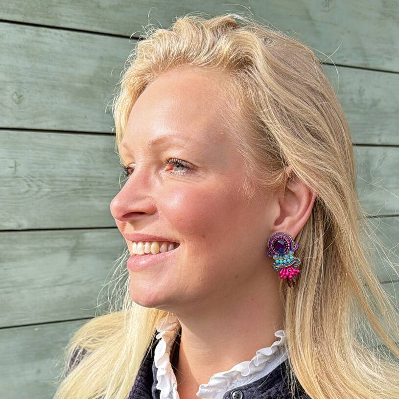SchwesterSchwester Vorbestellbar - Kunstvolle Soutache-Ohrringe in Violett, Blau und Pink Bis zu 50% Rabatt