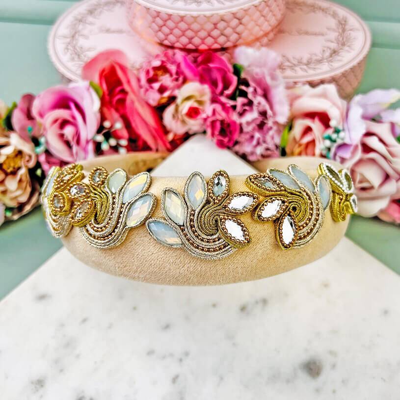 SchwesterSchwester Stoff-Haarreif in Creme mit Soutache-Applikationen in Champagner und Gold Kostenloser Versand international