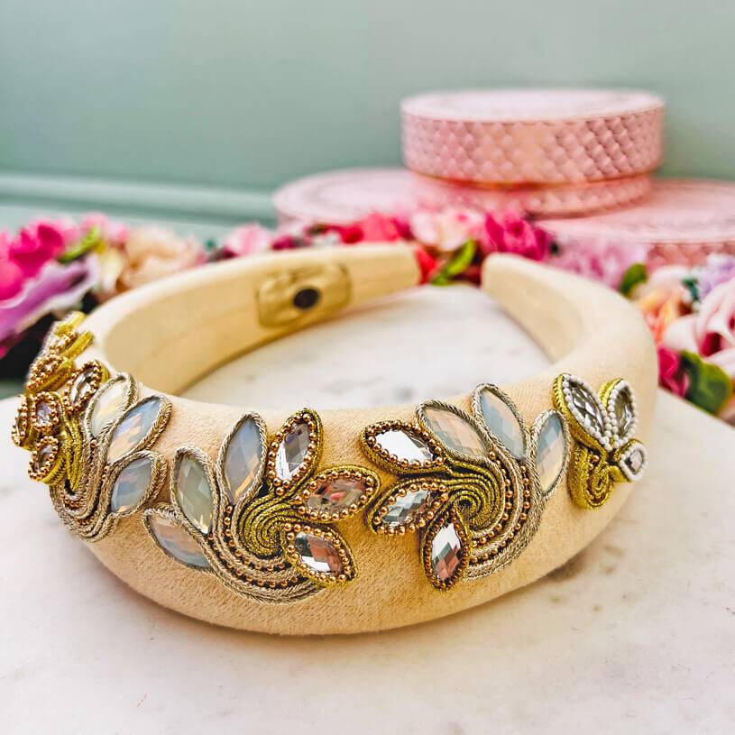 SchwesterSchwester Stoff-Haarreif in Creme mit Soutache-Applikationen in Champagner und Gold Kostenloser Versand international
