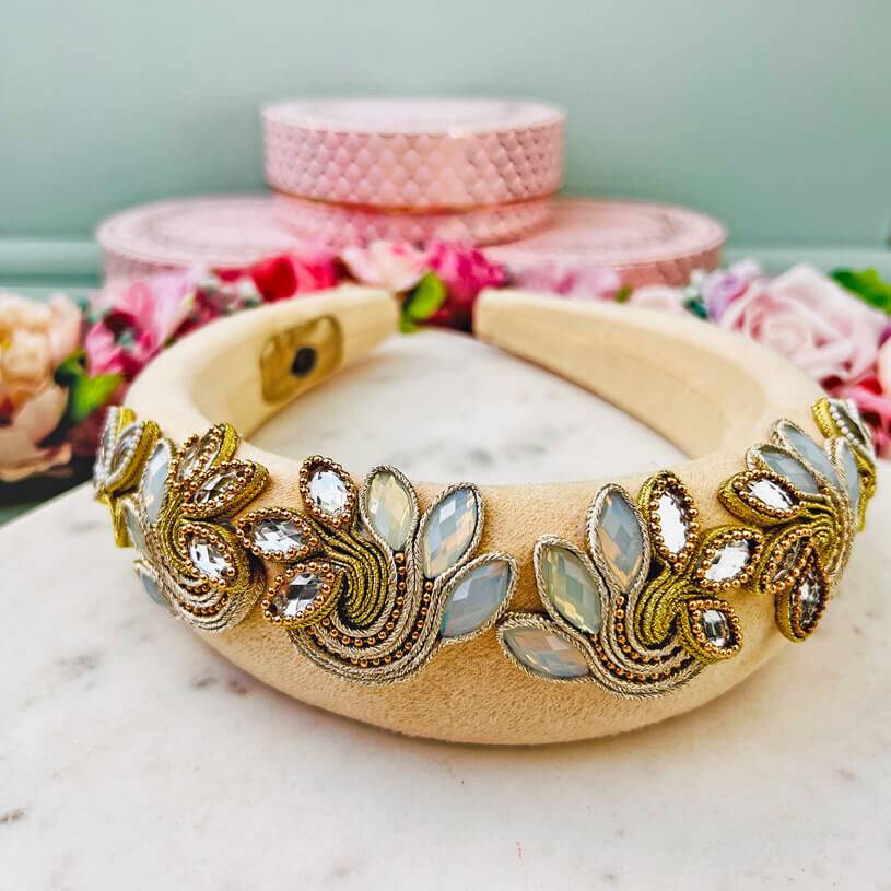 SchwesterSchwester Stoff-Haarreif in Creme mit Soutache-Applikationen in Champagner und Gold Kostenloser Versand international