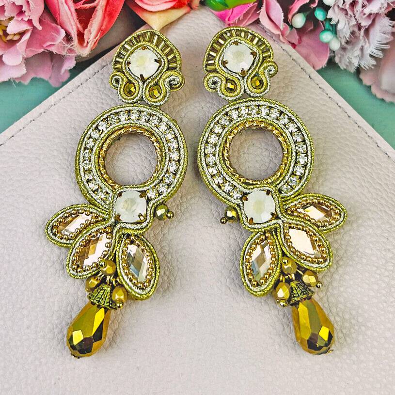 SchwesterSchwester Opulente Soutache-Ohrringe in Gold und Champagner