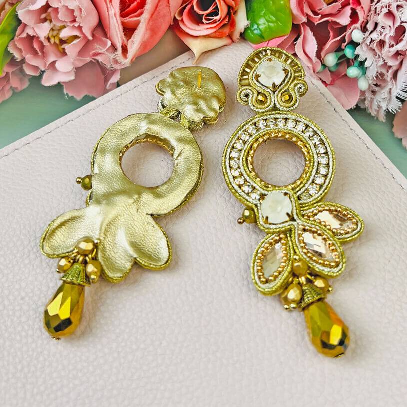 SchwesterSchwester Opulente Soutache-Ohrringe in Gold und Champagner Fabrikladen