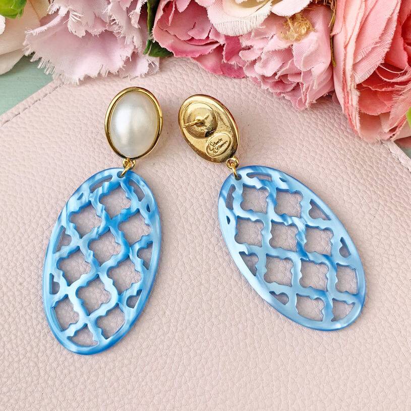 SchwesterSchwester Perlmuttfarbene Ohrstecker mit hellblauem Oval im Marrakesch Stil Im Verkauf
