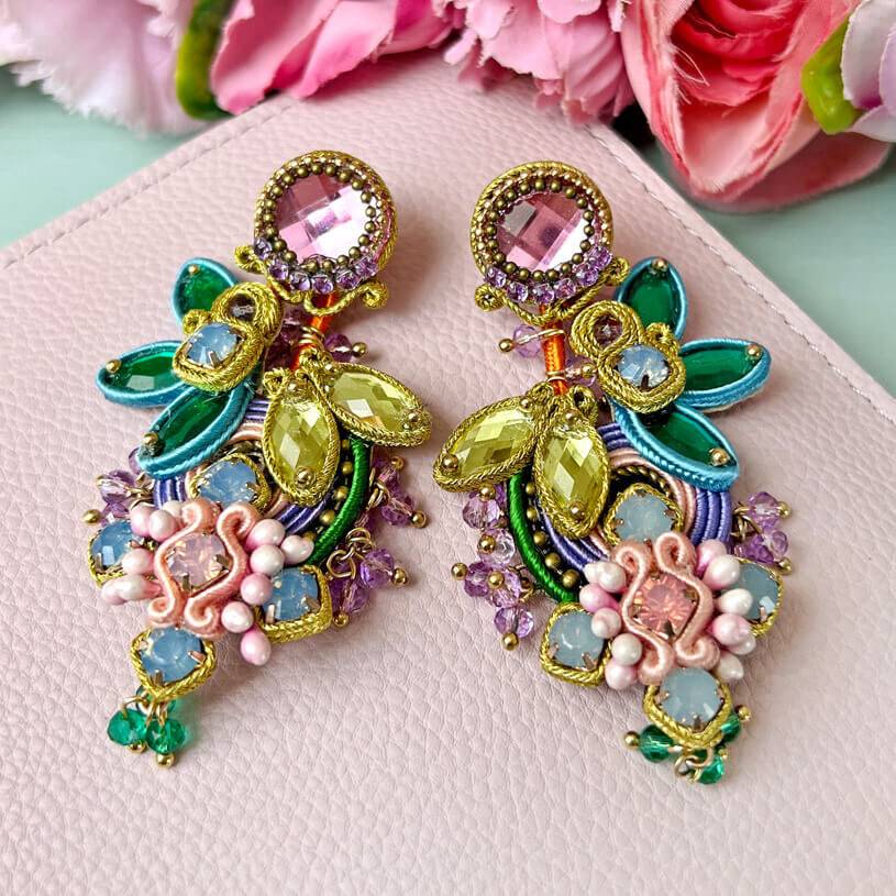 SchwesterSchwester Set aus Soutache-Ohrringen in pastelligen Farben und Satin-Haarreif in Hellblau zollfrei