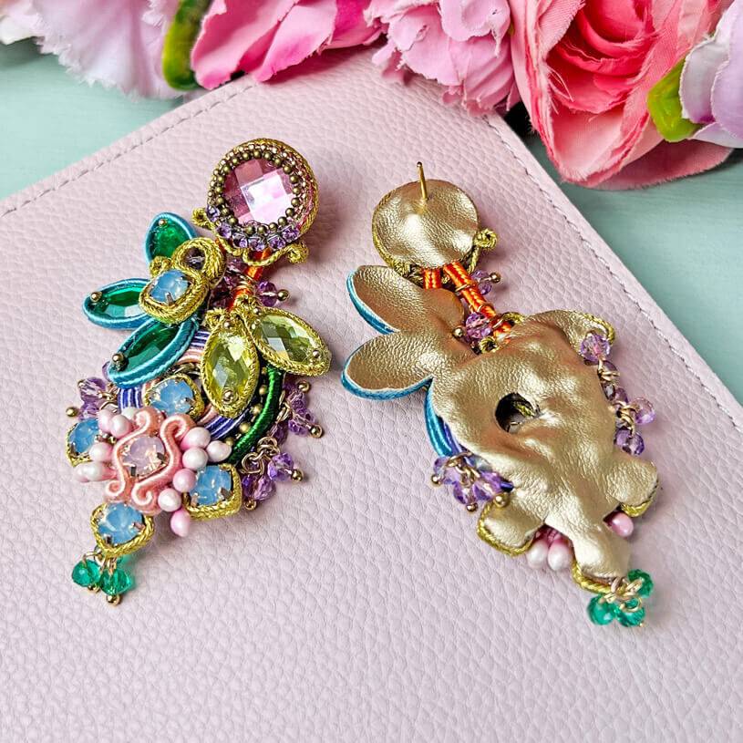SchwesterSchwester Set aus Soutache-Ohrringen in pastelligen Farben und Satin-Haarreif in Hellblau zollfrei