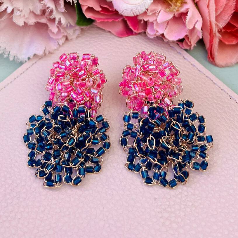 SchwesterSchwester Schöne Perlen-Ohrringe aus zwei Blüten in Pink und Dunkelblau