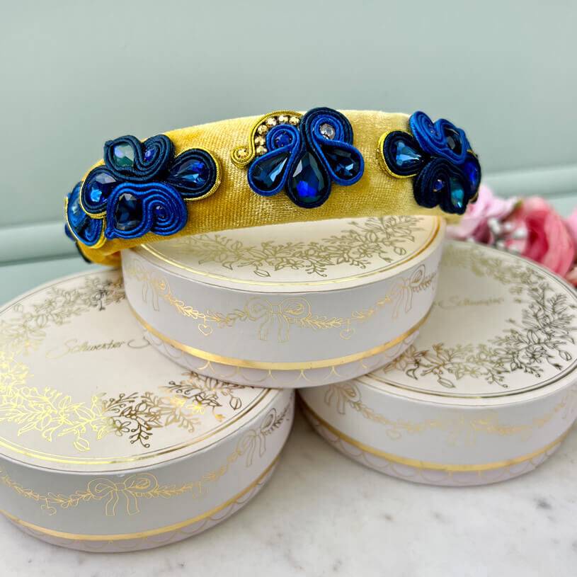 SchwesterSchwester Breiter Samt-Haarreif in Gelb mit Soutache-Applikationen in Dunkelblau Günstig kaufen