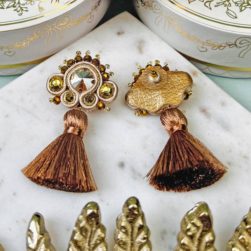 SchwesterSchwester Soutache-Ohrringe in Champagner und Gold mit brauner Quaste Versandkostenfrei