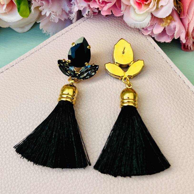 SchwesterSchwester Glitzernde Ohrstecker in Schwarz mit edler Quaste von AmuseToi Osterangebot